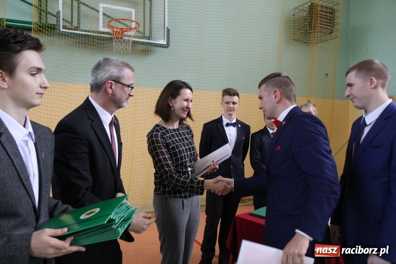 Zdjęcie w galerii na portalu naszraciborz.pl: Pożegnania nadszedł czas. Absolwenci Mechanika odebrali swoje świadectwa wiadomości z regionu