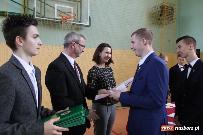 Zdjęcie w galerii na portalu naszraciborz.pl: Pożegnania nadszedł czas. Absolwenci Mechanika odebrali swoje świadectwa wiadomości z regionu