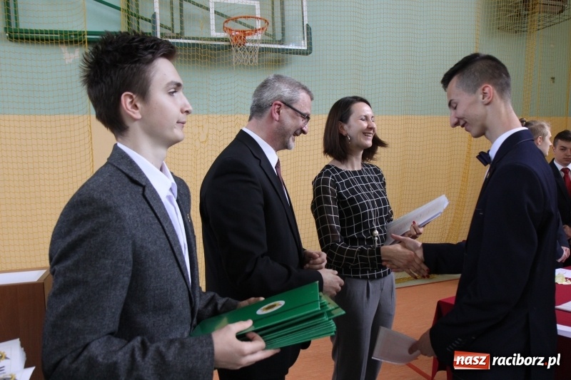 Zdjęcie w galerii na portalu naszraciborz.pl: Pożegnania nadszedł czas. Absolwenci Mechanika odebrali swoje świadectwa wiadomości z regionu