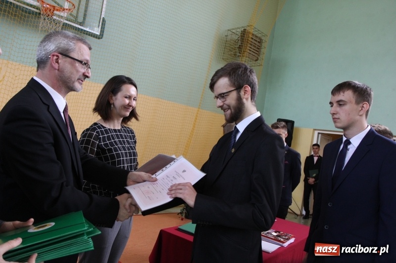 Zdjęcie w galerii na portalu naszraciborz.pl: Pożegnania nadszedł czas. Absolwenci Mechanika odebrali swoje świadectwa wiadomości z regionu