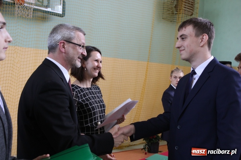 Zdjęcie w galerii na portalu naszraciborz.pl: Pożegnania nadszedł czas. Absolwenci Mechanika odebrali swoje świadectwa wiadomości z regionu