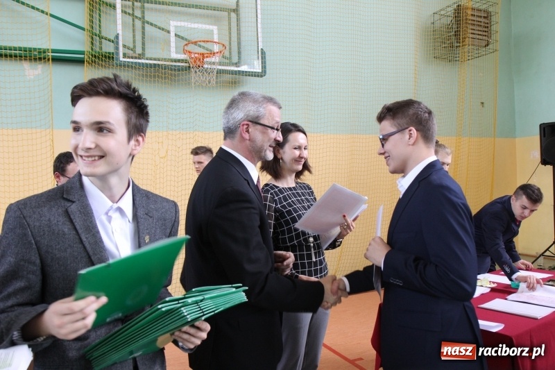 Zdjęcie w galerii na portalu naszraciborz.pl: Pożegnania nadszedł czas. Absolwenci Mechanika odebrali swoje świadectwa wiadomości z regionu
