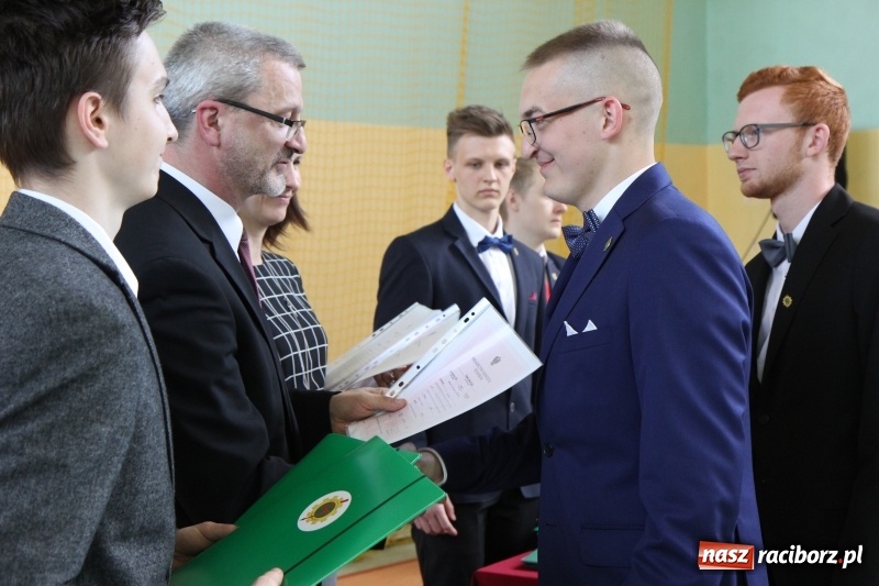 Zdjęcie w galerii na portalu naszraciborz.pl: Pożegnania nadszedł czas. Absolwenci Mechanika odebrali swoje świadectwa wiadomości z regionu