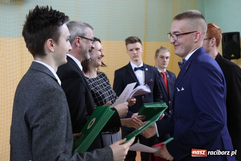 Zdjęcie w galerii na portalu naszraciborz.pl: Pożegnania nadszedł czas. Absolwenci Mechanika odebrali swoje świadectwa wiadomości z regionu