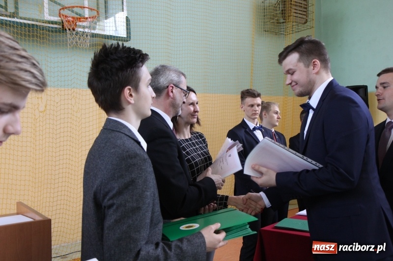 Zdjęcie w galerii na portalu naszraciborz.pl: Pożegnania nadszedł czas. Absolwenci Mechanika odebrali swoje świadectwa wiadomości z regionu