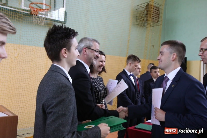 Zdjęcie w galerii na portalu naszraciborz.pl: Pożegnania nadszedł czas. Absolwenci Mechanika odebrali swoje świadectwa wiadomości z regionu