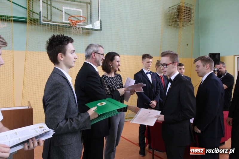 Zdjęcie w galerii na portalu naszraciborz.pl: Pożegnania nadszedł czas. Absolwenci Mechanika odebrali swoje świadectwa wiadomości z regionu