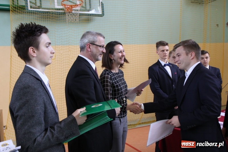 Zdjęcie w galerii na portalu naszraciborz.pl: Pożegnania nadszedł czas. Absolwenci Mechanika odebrali swoje świadectwa wiadomości z regionu