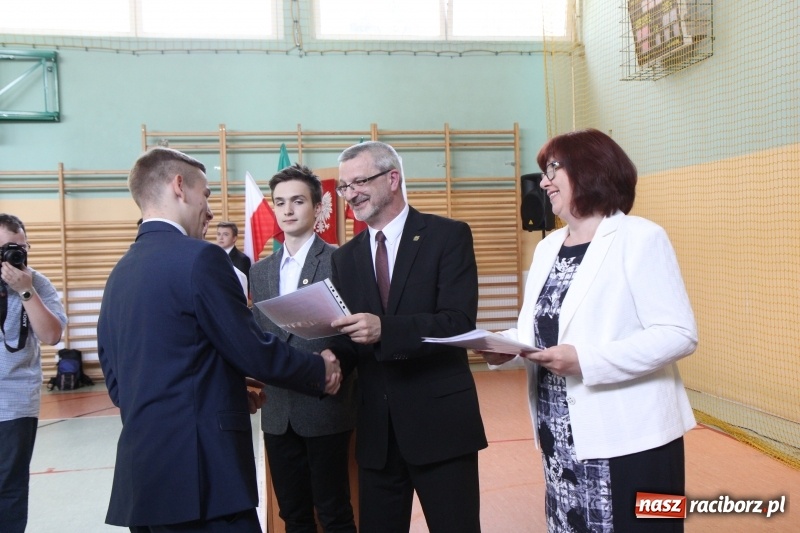 Zdjęcie w galerii na portalu naszraciborz.pl: Pożegnania nadszedł czas. Absolwenci Mechanika odebrali swoje świadectwa wiadomości z regionu