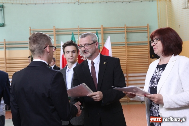 Zdjęcie w galerii na portalu naszraciborz.pl: Pożegnania nadszedł czas. Absolwenci Mechanika odebrali swoje świadectwa wiadomości z regionu