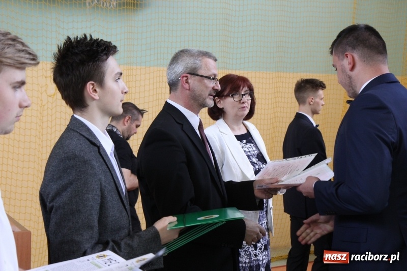 Zdjęcie w galerii na portalu naszraciborz.pl: Pożegnania nadszedł czas. Absolwenci Mechanika odebrali swoje świadectwa wiadomości z regionu