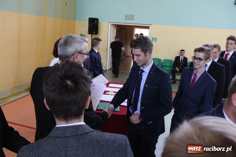Zdjęcie w galerii na portalu naszraciborz.pl: Pożegnania nadszedł czas. Absolwenci Mechanika odebrali swoje świadectwa wiadomości z regionu