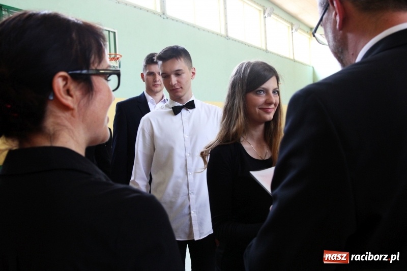 Zdjęcie w galerii na portalu naszraciborz.pl: Pożegnania nadszedł czas. Absolwenci Mechanika odebrali swoje świadectwa wiadomości z regionu