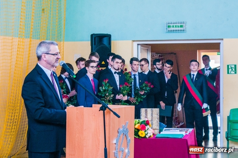 Zdjęcie w galerii na portalu naszraciborz.pl: Pożegnania nadszedł czas. Absolwenci Mechanika odebrali swoje świadectwa wiadomości z regionu