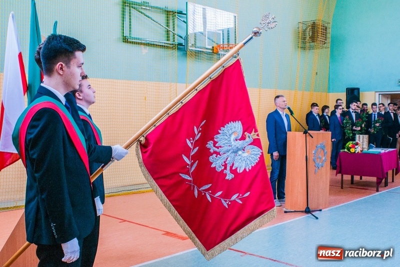 Zdjęcie w galerii na portalu naszraciborz.pl: Pożegnania nadszedł czas. Absolwenci Mechanika odebrali swoje świadectwa wiadomości z regionu