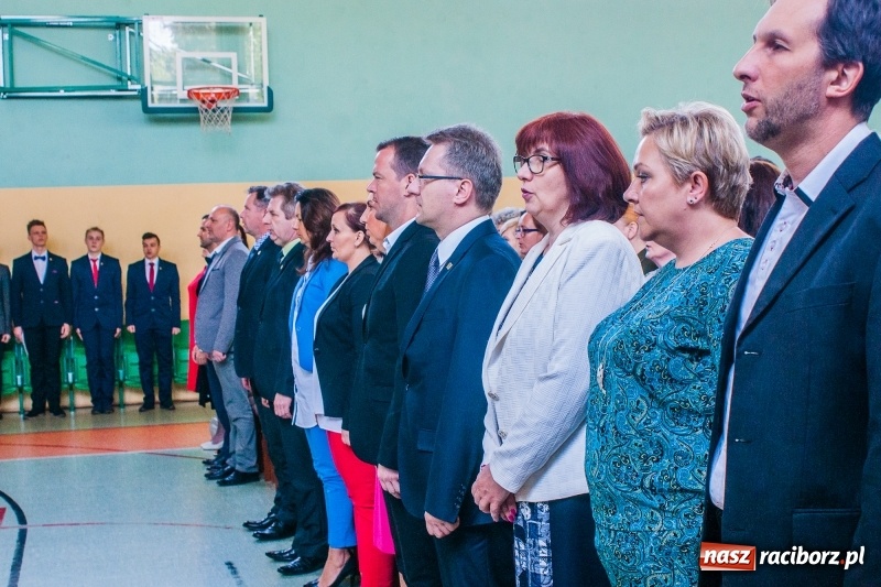 Zdjęcie w galerii na portalu naszraciborz.pl: Pożegnania nadszedł czas. Absolwenci Mechanika odebrali swoje świadectwa wiadomości z regionu