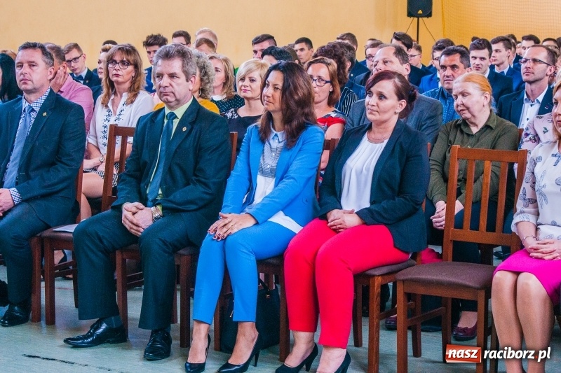 Zdjęcie w galerii na portalu naszraciborz.pl: Pożegnania nadszedł czas. Absolwenci Mechanika odebrali swoje świadectwa wiadomości z regionu