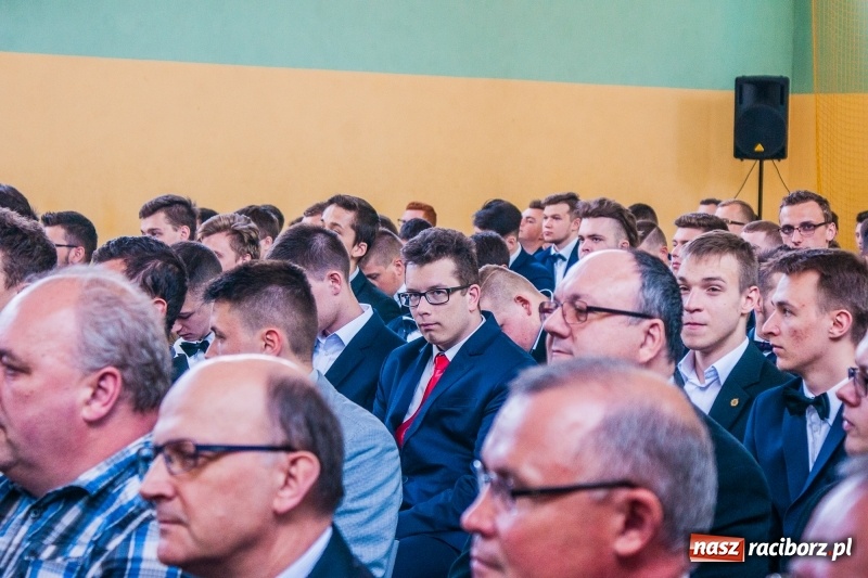Zdjęcie w galerii na portalu naszraciborz.pl: Pożegnania nadszedł czas. Absolwenci Mechanika odebrali swoje świadectwa wiadomości z regionu