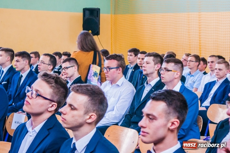 Zdjęcie w galerii na portalu naszraciborz.pl: Pożegnania nadszedł czas. Absolwenci Mechanika odebrali swoje świadectwa wiadomości z regionu