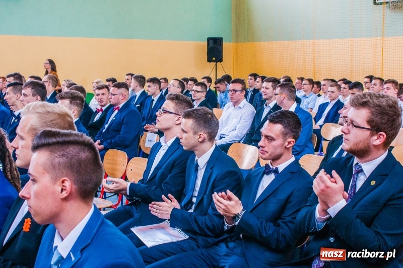 Zdjęcie w galerii na portalu naszraciborz.pl: Pożegnania nadszedł czas. Absolwenci Mechanika odebrali swoje świadectwa wiadomości z regionu