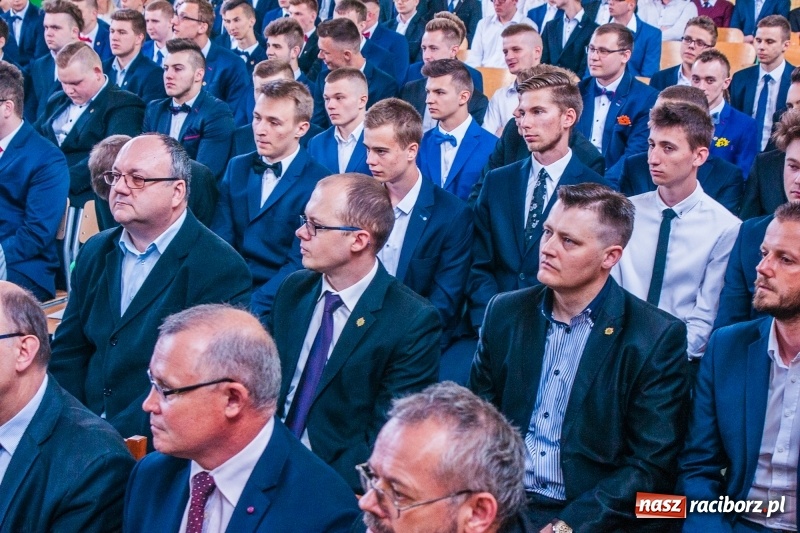 Zdjęcie w galerii na portalu naszraciborz.pl: Pożegnania nadszedł czas. Absolwenci Mechanika odebrali swoje świadectwa wiadomości z regionu