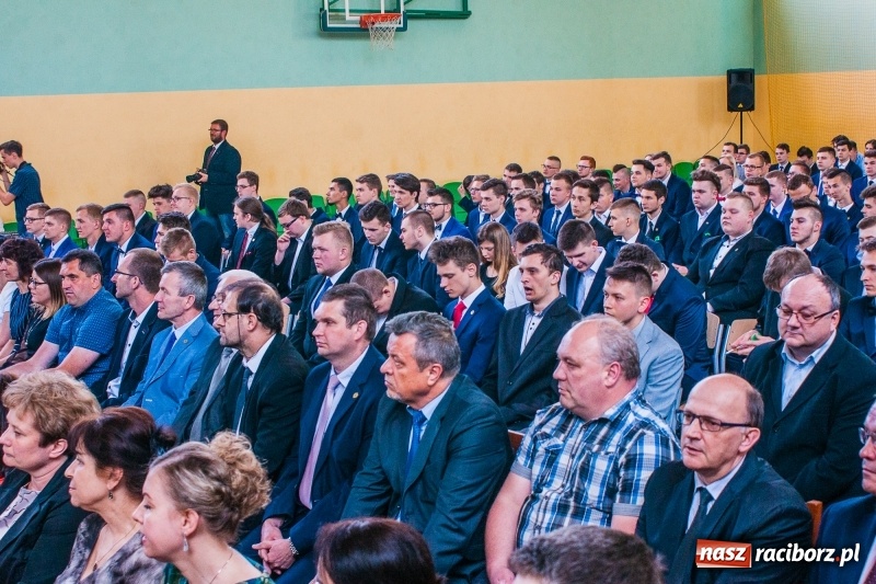 Zdjęcie w galerii na portalu naszraciborz.pl: Pożegnania nadszedł czas. Absolwenci Mechanika odebrali swoje świadectwa wiadomości z regionu