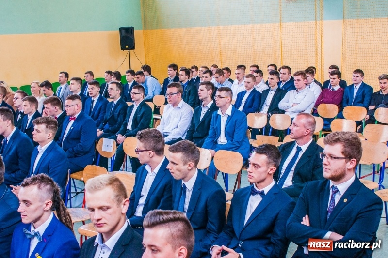 Zdjęcie w galerii na portalu naszraciborz.pl: Pożegnania nadszedł czas. Absolwenci Mechanika odebrali swoje świadectwa wiadomości z regionu