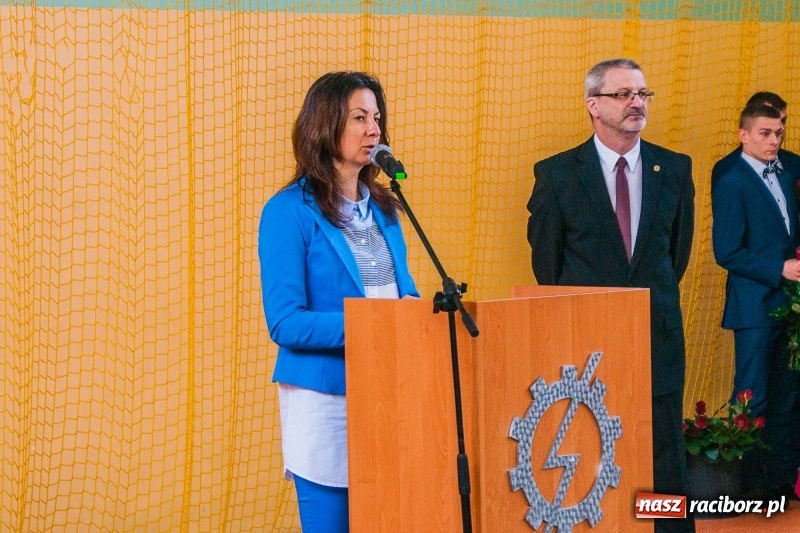 Zdjęcie w galerii na portalu naszraciborz.pl: Pożegnania nadszedł czas. Absolwenci Mechanika odebrali swoje świadectwa wiadomości z regionu