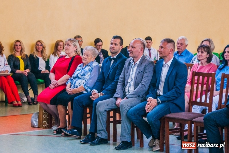 Zdjęcie w galerii na portalu naszraciborz.pl: Pożegnania nadszedł czas. Absolwenci Mechanika odebrali swoje świadectwa wiadomości z regionu