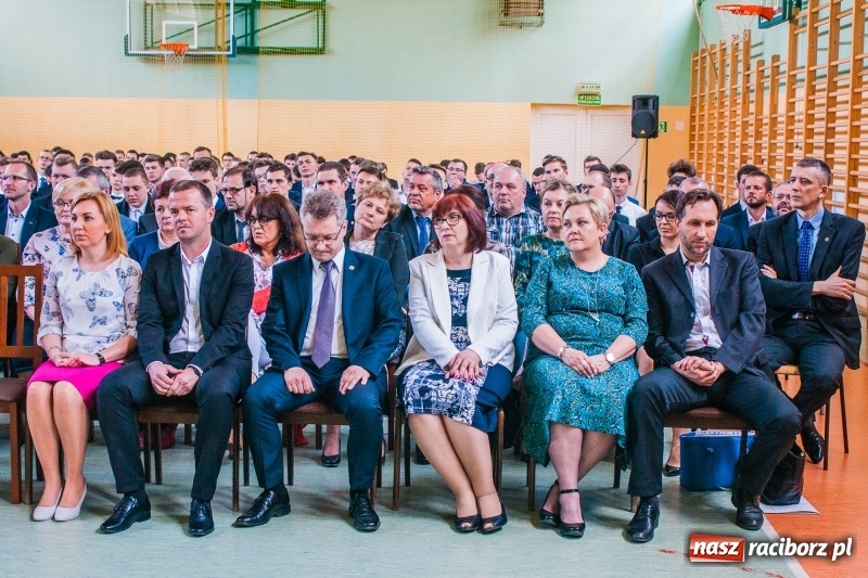 Zdjęcie w galerii na portalu naszraciborz.pl: Pożegnania nadszedł czas. Absolwenci Mechanika odebrali swoje świadectwa wiadomości z regionu