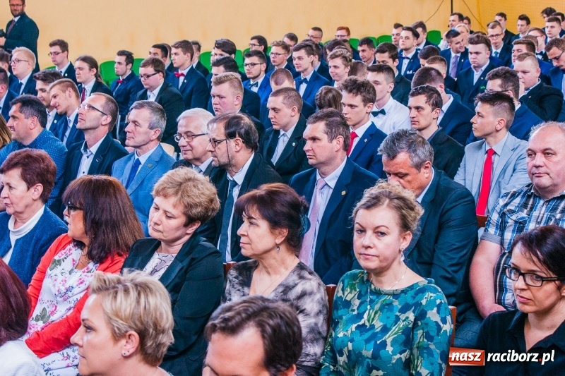 Zdjęcie w galerii na portalu naszraciborz.pl: Pożegnania nadszedł czas. Absolwenci Mechanika odebrali swoje świadectwa wiadomości z regionu