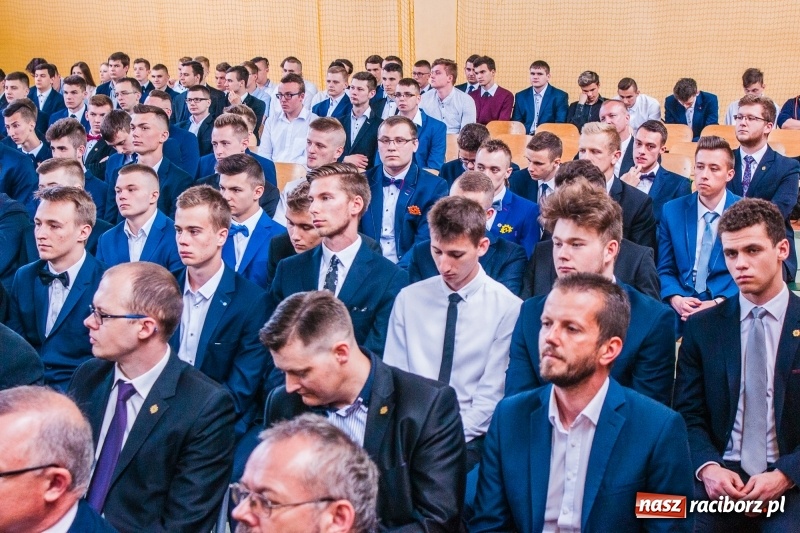 Zdjęcie w galerii na portalu naszraciborz.pl: Pożegnania nadszedł czas. Absolwenci Mechanika odebrali swoje świadectwa wiadomości z regionu