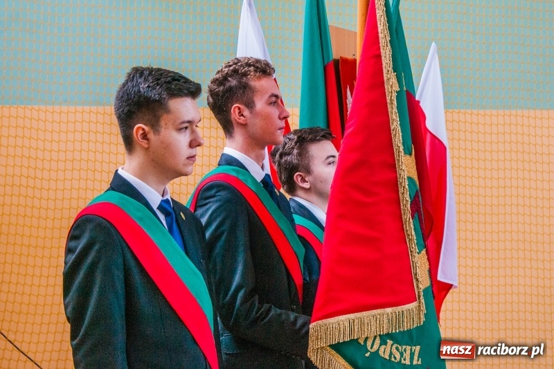 Zdjęcie w galerii na portalu naszraciborz.pl: Pożegnania nadszedł czas. Absolwenci Mechanika odebrali swoje świadectwa wiadomości z regionu