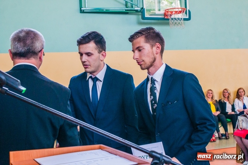 Zdjęcie w galerii na portalu naszraciborz.pl: Pożegnania nadszedł czas. Absolwenci Mechanika odebrali swoje świadectwa wiadomości z regionu