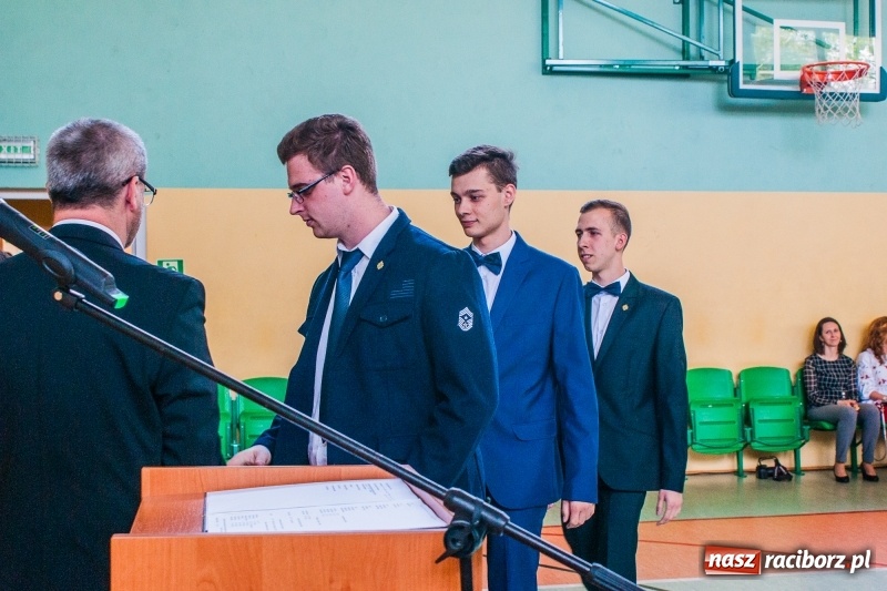 Zdjęcie w galerii na portalu naszraciborz.pl: Pożegnania nadszedł czas. Absolwenci Mechanika odebrali swoje świadectwa wiadomości z regionu