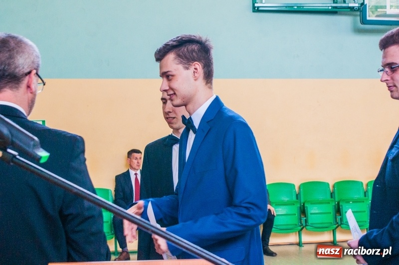 Zdjęcie w galerii na portalu naszraciborz.pl: Pożegnania nadszedł czas. Absolwenci Mechanika odebrali swoje świadectwa wiadomości z regionu
