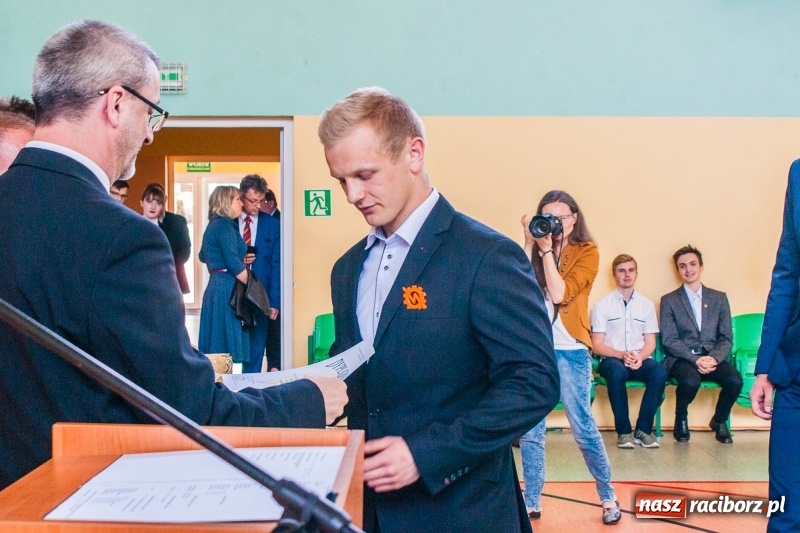 Zdjęcie w galerii na portalu naszraciborz.pl: Pożegnania nadszedł czas. Absolwenci Mechanika odebrali swoje świadectwa wiadomości z regionu