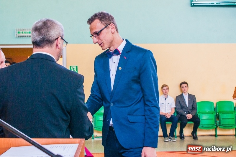 Zdjęcie w galerii na portalu naszraciborz.pl: Pożegnania nadszedł czas. Absolwenci Mechanika odebrali swoje świadectwa wiadomości z regionu