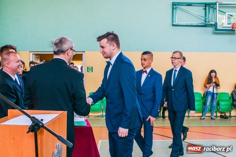 Zdjęcie w galerii na portalu naszraciborz.pl: Pożegnania nadszedł czas. Absolwenci Mechanika odebrali swoje świadectwa wiadomości z regionu