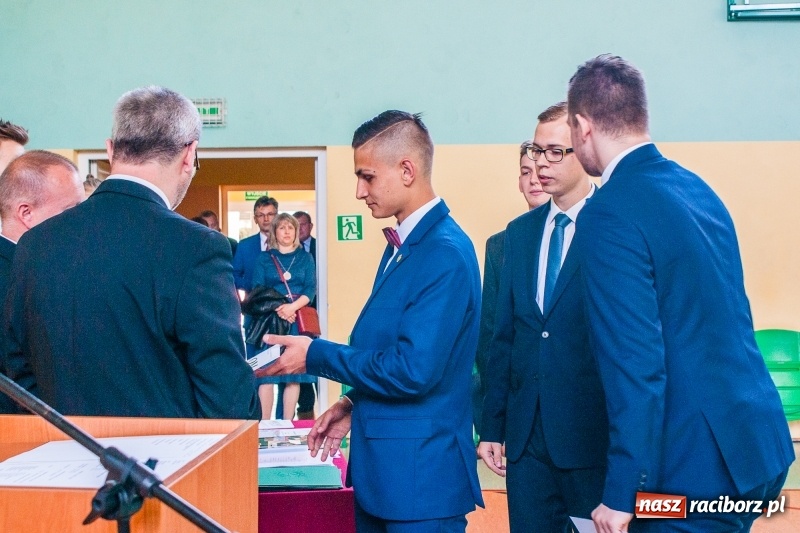 Zdjęcie w galerii na portalu naszraciborz.pl: Pożegnania nadszedł czas. Absolwenci Mechanika odebrali swoje świadectwa wiadomości z regionu