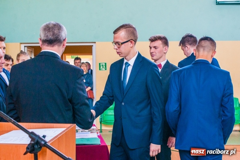Zdjęcie w galerii na portalu naszraciborz.pl: Pożegnania nadszedł czas. Absolwenci Mechanika odebrali swoje świadectwa wiadomości z regionu