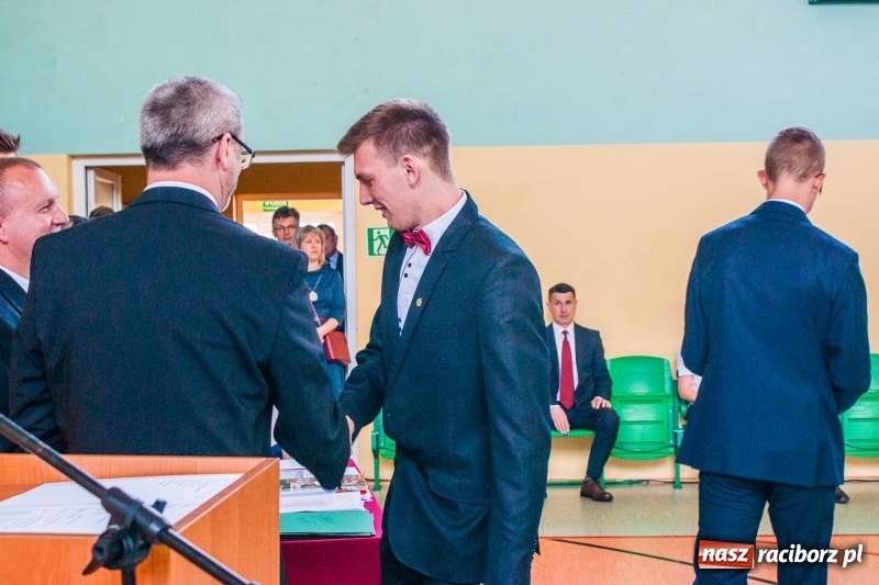 Zdjęcie w galerii na portalu naszraciborz.pl: Pożegnania nadszedł czas. Absolwenci Mechanika odebrali swoje świadectwa wiadomości z regionu