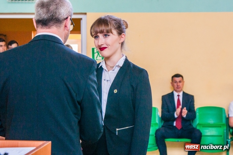 Zdjęcie w galerii na portalu naszraciborz.pl: Pożegnania nadszedł czas. Absolwenci Mechanika odebrali swoje świadectwa wiadomości z regionu