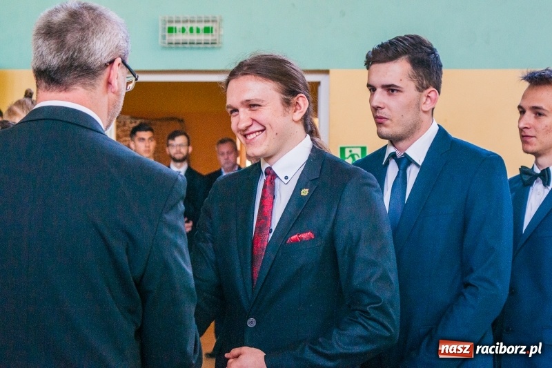 Zdjęcie w galerii na portalu naszraciborz.pl: Pożegnania nadszedł czas. Absolwenci Mechanika odebrali swoje świadectwa wiadomości z regionu