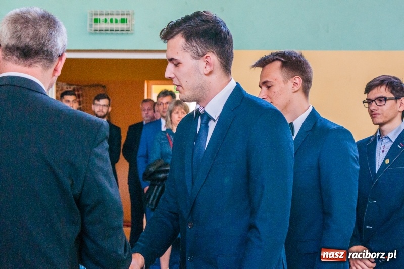 Zdjęcie w galerii na portalu naszraciborz.pl: Pożegnania nadszedł czas. Absolwenci Mechanika odebrali swoje świadectwa wiadomości z regionu