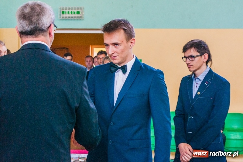 Zdjęcie w galerii na portalu naszraciborz.pl: Pożegnania nadszedł czas. Absolwenci Mechanika odebrali swoje świadectwa wiadomości z regionu