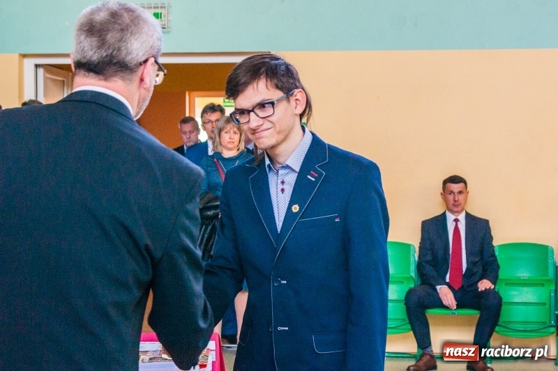 Zdjęcie w galerii na portalu naszraciborz.pl: Pożegnania nadszedł czas. Absolwenci Mechanika odebrali swoje świadectwa wiadomości z regionu