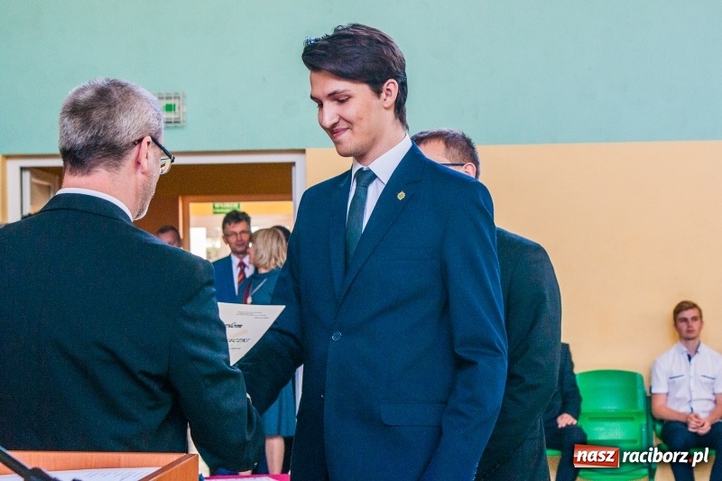 Zdjęcie w galerii na portalu naszraciborz.pl: Pożegnania nadszedł czas. Absolwenci Mechanika odebrali swoje świadectwa wiadomości z regionu