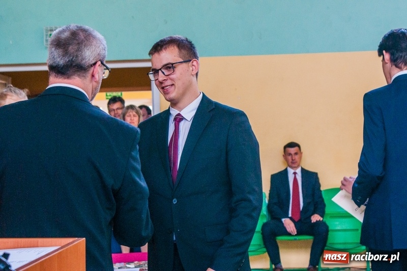 Zdjęcie w galerii na portalu naszraciborz.pl: Pożegnania nadszedł czas. Absolwenci Mechanika odebrali swoje świadectwa wiadomości z regionu
