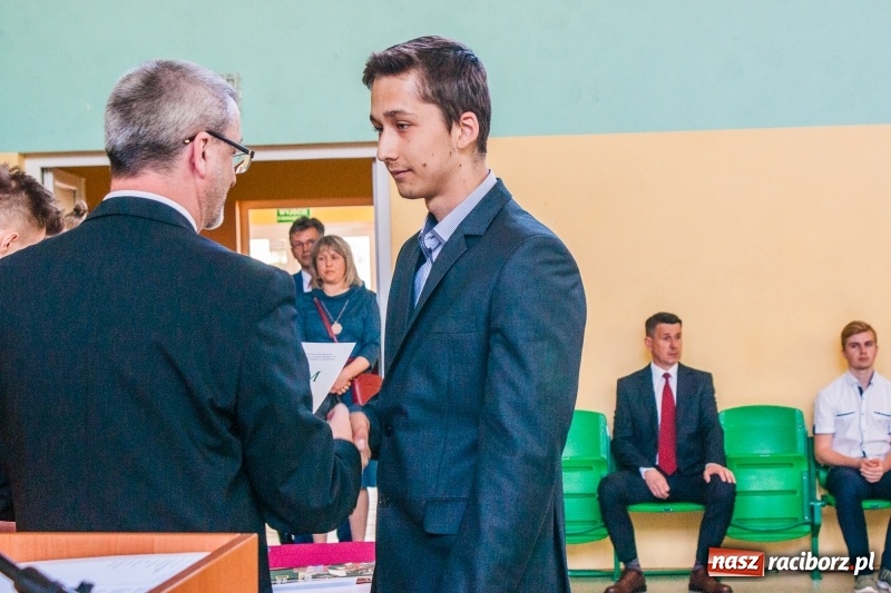 Zdjęcie w galerii na portalu naszraciborz.pl: Pożegnania nadszedł czas. Absolwenci Mechanika odebrali swoje świadectwa wiadomości z regionu